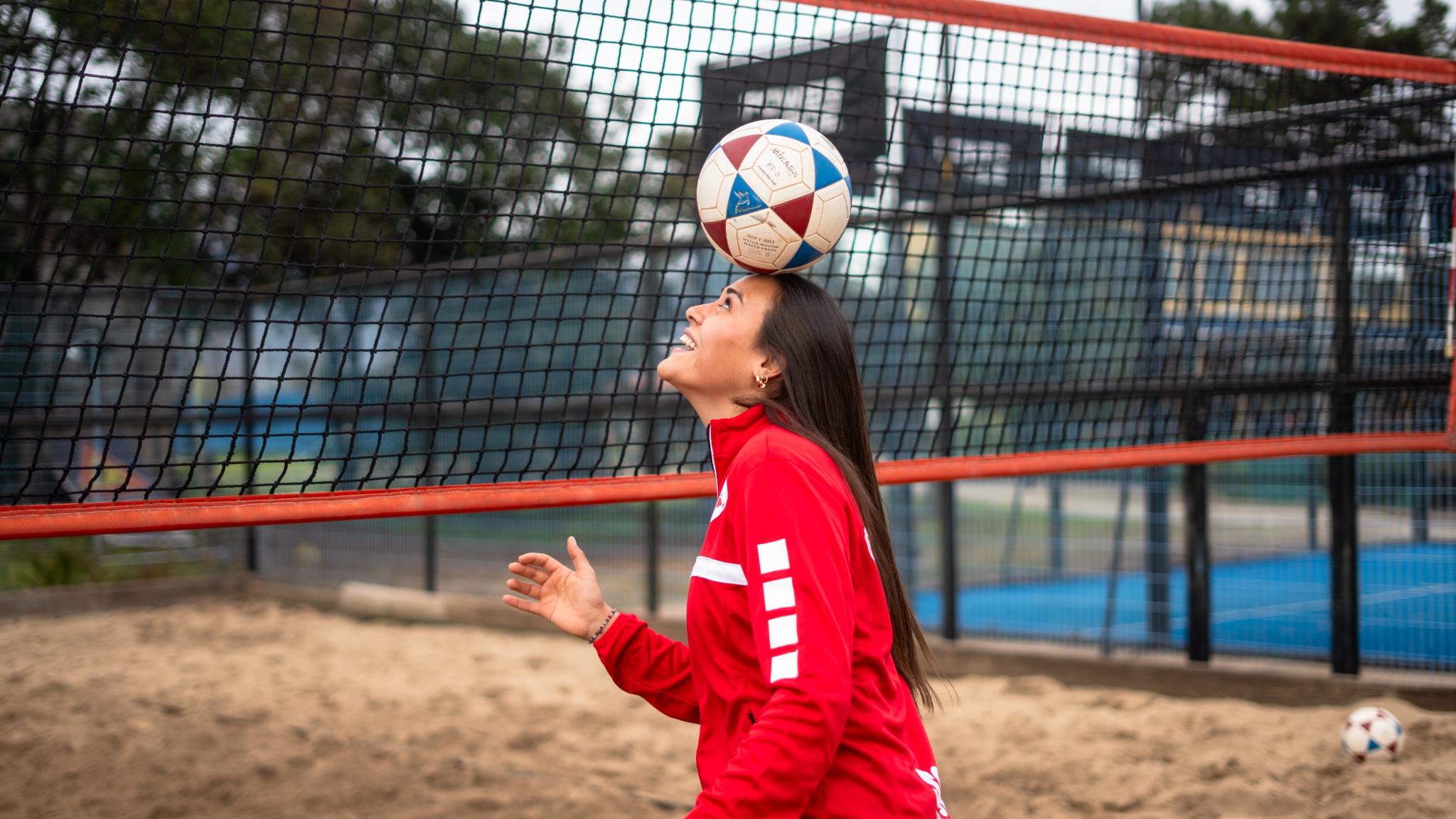 Catalina Meneses entrenando Footvolley