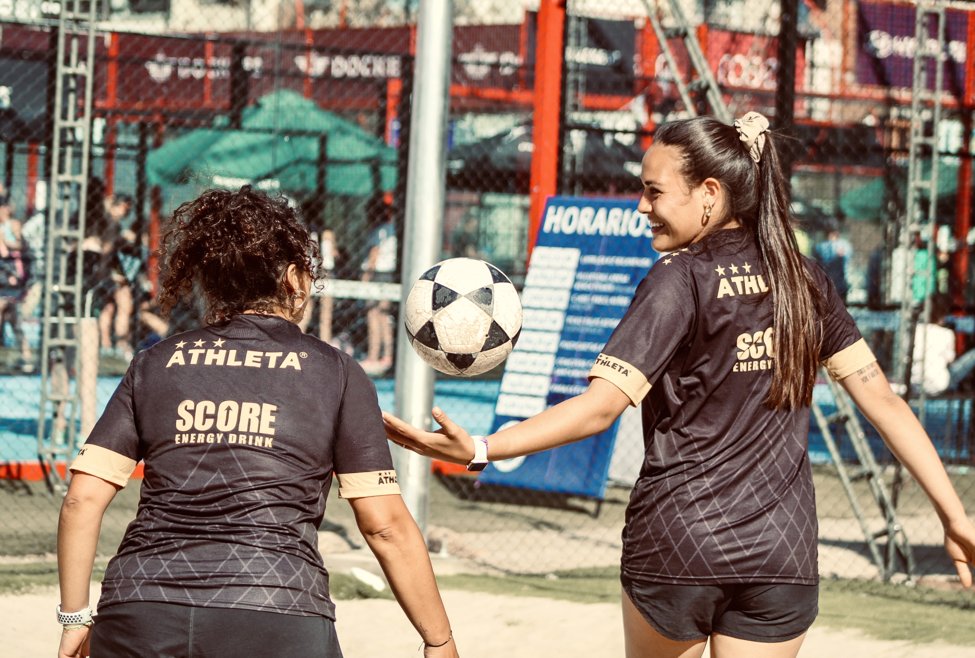 Fundadoras de TMJ Arena en una cancha de arena